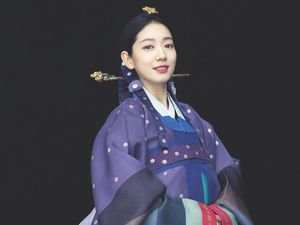 Park Shin Hye Menikah, Unggah Foto Kocak Bareng Suami Pakai Baju Tradisional