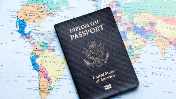 Paspor diplomatik dikeluarkan untuk diplomat dan konsul pemerintah yang ditempatkan di luar negeri, contohnya para diplomat dan duta besar (Foto: CNN) Paspor diplomatik dikeluarkan untuk diplomat dan konsul pemerintah yang ditempatkan di luar negeri, contohnya para diplomat dan duta besar (Foto: CNN)