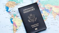 Paspor diplomatik dikeluarkan untuk diplomat dan konsul pemerintah yang ditempatkan di luar negeri, contohnya para diplomat dan duta besar (Foto: CNN)