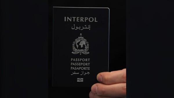 Diterbitkan secara eksklusif untuk Interpol, Dokumen Perjalanan Interpol tersedia dalam dua format: e-Passport Booklet dan e-KTP (e-Identification Card) (Foto: CNN)
