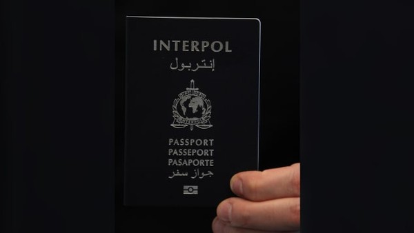 Diterbitkan secara eksklusif untuk Interpol, Dokumen Perjalanan Interpol tersedia dalam dua format: e-Passport Booklet dan e-KTP (e-Identification Card) (Foto: CNN) Diterbitkan secara eksklusif untuk Interpol, Dokumen Perjalanan Interpol tersedia dalam dua format: e-Passport Booklet dan e-KTP (e-Identification Card) (Foto: CNN)
