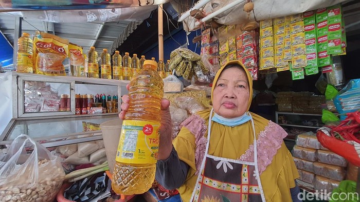 Pedagang hingga agen minyak goreng di Kota Mojokerto terdampak harga seragam Rp 14 ribu. Mereka harus menanggung rugi gara-gara stok minyak goreng harga lama tidak laku.