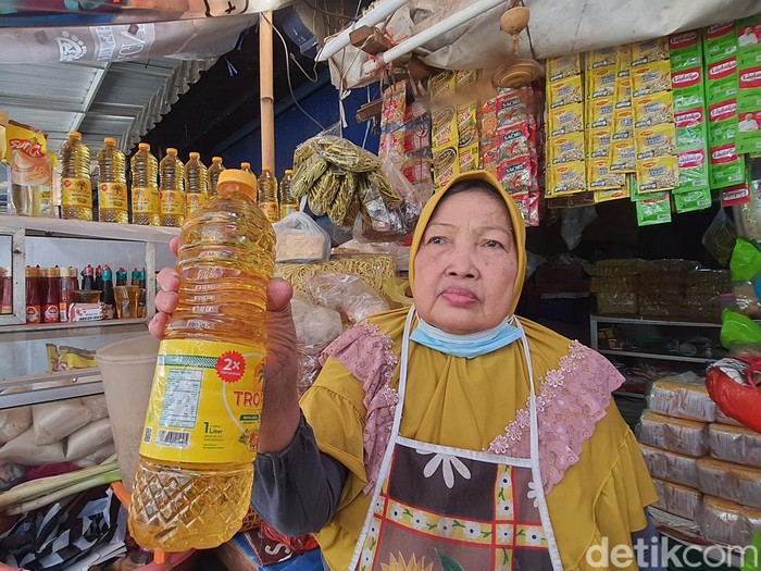 Pedagang hingga agen minyak goreng di Kota Mojokerto terdampak harga seragam Rp 14 ribu. Mereka harus menanggung rugi gara-gara stok minyak goreng harga lama tidak laku.