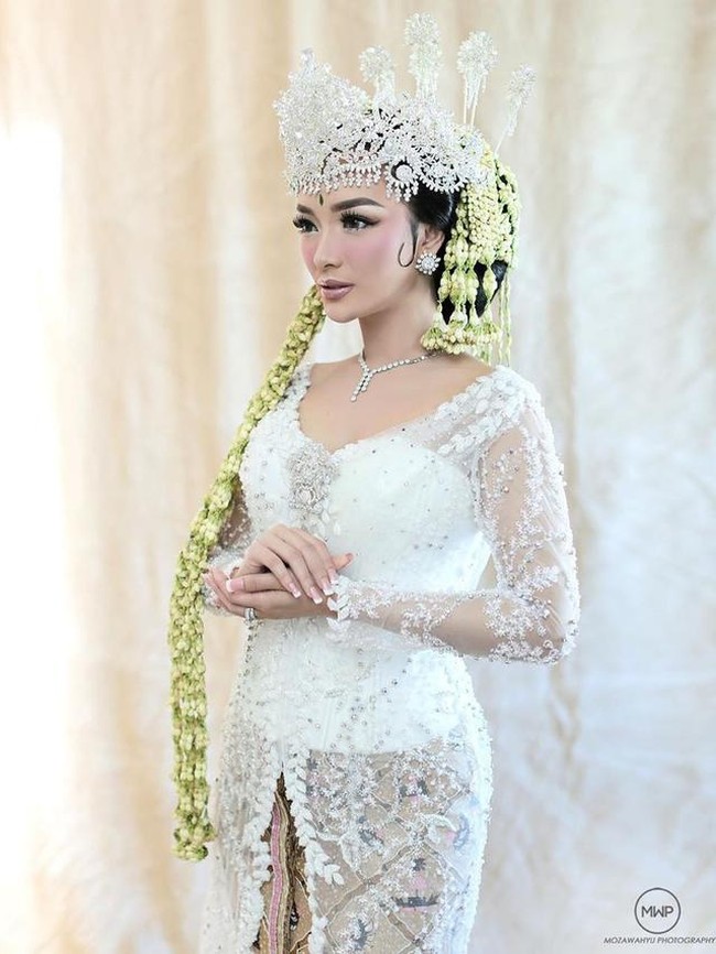 Zaskia Gotik resmi dinikahi oleh Sirajuddin Mahmud pada 1 Juni 2020. Pedangdut itu tampil cantik dengan mengenakan   kebaya pengantin Sunda. Untuk melengkapi penampilannya, Zaskia Gotik juga mengenakan siger yang dilengkapi dengan ronce yang dibiarkan panjang. Foto: Instagram