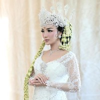 Zaskia Gotik resmi dinikahi oleh Sirajuddin Mahmud pada 1 Juni 2020. Pedangdut itu tampil cantik dengan mengenakan   kebaya pengantin Sunda. Untuk melengkapi penampilannya, Zaskia Gotik juga mengenakan siger yang dilengkapi dengan ronce yang dibiarkan panjang. Foto: Instagram