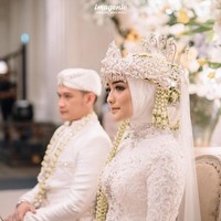 Citra Kirana memutuskan untuk melepas masa lajangnya dengan meikahi Rezky Ahitya pada 1 Desember 2019. Pernikahan keduanya dilangsungkan di Bandung. Citra Kirana dan Rezky Ahitya tampil menawan di pernikahan mereka dengan kompak mengenakan busana pengantin Sunda. Bagaimana, terlihat serasi bukan? Foto: Instagram