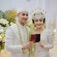 Penampilan pedangdut Siti Badriah saat menikah juga tak kalah mencuri perhatian. Resmi menikahi Krisjiana Baharudin pada 25 Juli 2019, Siti Badriah tampil anggun dalam balutan kebaya pengantin Sunda berwarna putih. Lengkap dengan siger dan riasan wajah, penampilan Siti Badriah kian memesona. Foto: Instagram