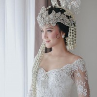 Selanjutnya ada Erica Putri yang juga memilih melangsungkan pernikahan dengan menggunakan adat Sunda. Kakak dari Citra Kirana itu terlihat cantik dan mempesona dalam balutan kebaya pengantin Sunda. Menggunakan softlens berwarna terang yang dipadukan dengan riasan wajah yang flawless membuat penampilan Erica Putri bak seorang putri. Foto: Instagram