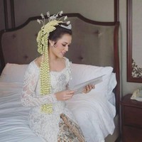 Penyanyi Raisa Andriana menikah dengan Hamish Daud pada 3 September 2017 di Ayana Midplaza, Jakarta. Untuk akad nikah, Raisa memilih mengenakan baju pengantin adat Sunda. Raisa tampil cantik dan anggun mengenakan kebaya Sunda berwarna putih. Kebayanya itu semakin terlihat elegan dengan hiasan payet dan manik-manik. Foto: Instagram