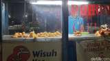 Saat Penjual Gorengan di Surabaya Tak Ambil Pusing soal Harga Minyak Goreng