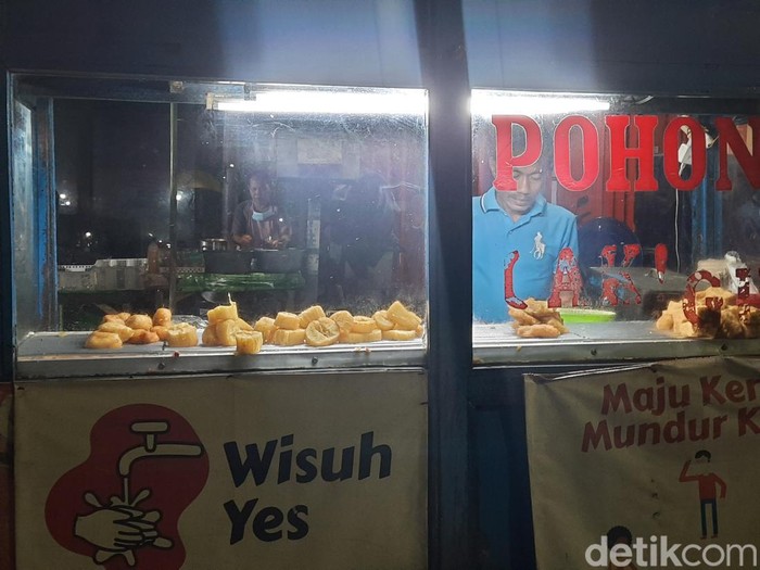 Beberapa penjual gorengan di Surabaya tak ambil pusing soal harga minyak goreng yang naik dan saat ini ada penyeragaman. Mereka tetap menggunakan minyak goreng curah.