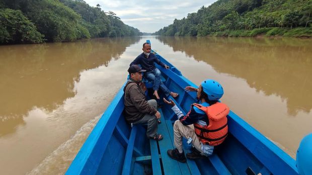 Perahu kayu menyusuri Sungai Cikaso Sukabumi
