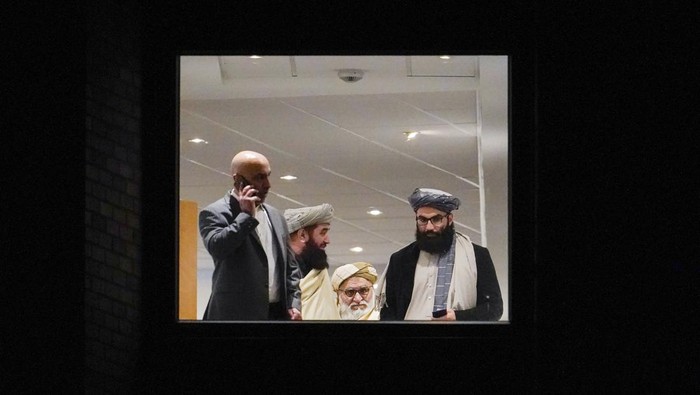 Taliban delegate Shafiullah Azam, Taliban vice director for economic cooperation ministry foreign affairs, right, sits in a hotel in Oslo, Norway, Sunday, Jan. 23, 2022. A Taliban delegation led by acting Foreign Minister Amir Khan Muttaqi on Sunday started three days of talks in Oslo with Western officials and Afghan civil society representatives amid a deteriorating humanitarian situation in Afghanistan.
Taliban bertemu pejabat dari negara-negara Barat di Norwegia. Pertemua itu merupakan yang pertama bagi Taliban usai kembali menguasai Afghanistan. Ini potretnya.