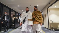Ada pun perwakilan Afghanistan yang berangkat ke Norwegia itu dipimpin oleh Menteri Luar Negeri Taliban, Amir Khan Muttaqi. Menteri Luar Negeri Taliban itu pun didampingi oleh sejumlah orang, salah satunya adalah Shafiullah Azam yang diketahui merupakan wakil direktur Taliban untuk Kementerian Kerjasama Ekonomi luar negeri. (Torstein Boe/NTB scanpix via AP).