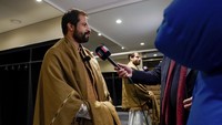 Delegasi Taliban Shaifullah Azam berbicara kepada sejumlah awak media di sebuah hotel di Oslo, Norwegia, Minggu (23/1/2022). (Torstein Boe/NTB scanpix via AP).  