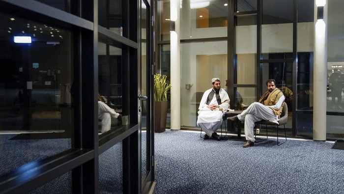 Perdana! Taliban Bertemu Perwakilan Negara Barat di Norwegia Taliban delegate Shafiullah Azam, Taliban vice director for economic cooperation ministry foreign affairs, right, sits in a hotel in Oslo, Norway, Sunday, Jan. 23, 2022. A Taliban delegation led by acting Foreign Minister Amir Khan Muttaqi on Sunday started three days of talks in Oslo with Western officials and Afghan civil society representatives amid a deteriorating humanitarian situation in Afghanistan.
Taliban bertemu pejabat dari negara-negara Barat di Norwegia. Pertemua itu merupakan yang pertama bagi Taliban usai kembali menguasai Afghanistan. Ini potretnya.