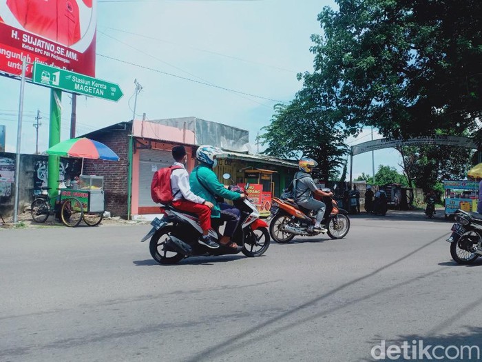 Pintu masuk Stasiun Magetan