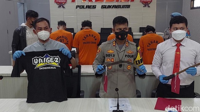 Polisi menunjukkan barang bukti kasus pencurian dengan kekerasan yang dilakukan kawanan geng motor di Sukabumi.