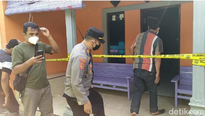 Polisi Tegal memeriksa lokasi penganiayaan yang mengakibatkan seorang perempuan tewas.