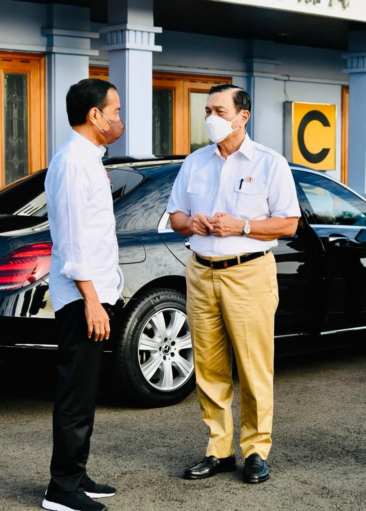 Presiden Joko Widodo (Jokowi) Berbincang dengan Menko Marves Luhut Binsar Saat Akan Melakukan Kunjungan Kerja  ke Provinsi Sumatera Selatan (Sumsel) di Pangkalan TNI AU Halim Perdanakusuma, Jakarta, Senin (24/1/2022). (Biro Pers Sekretariat Presiden/Laily Rachev)