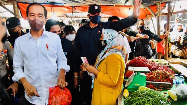 Presiden Joko Widodo (Jokowi) membagikan bantuan tunai kepada para pedagang di pasar di Pasar Baru Tanjung Enim di Kabupaten Muara Enim. (Biro Pers Sekretariat Presiden/Laily Rachev)