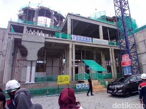 Progres pembangunan masjid hadiah Pangeran UEA di Solo, Senin (24/1/2022).