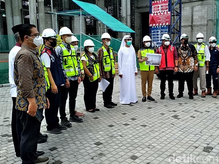 Progres pembangunan masjid hadiah Pangeran UEA di Solo, Senin (24/1/2022).