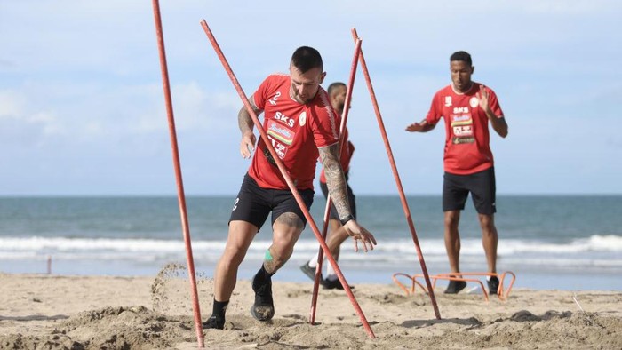 PSS Sleman tambah porsi latihan fisik di pantai.