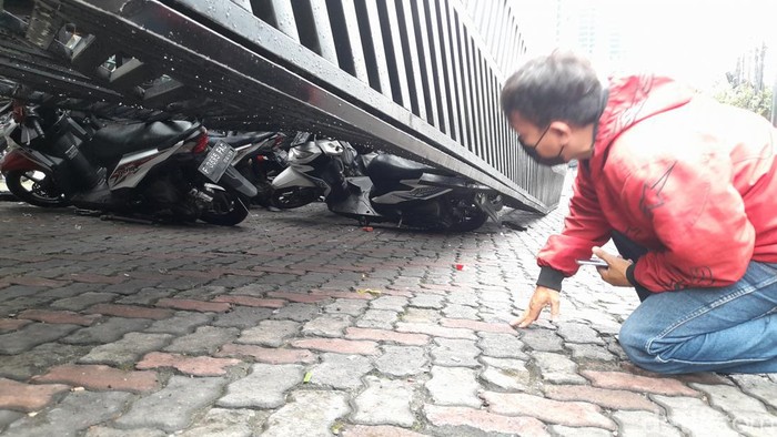 Puluhan sepeda motor tertimpa baliho di Kota Bogor