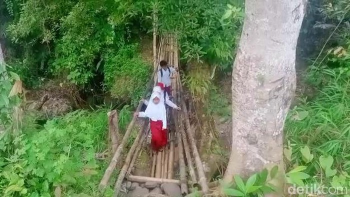 Puluhan siswa SD di Kecamatan Naringgul Kabupaten Cianjur bertaruh nyawa untuk bisa bersekolah.