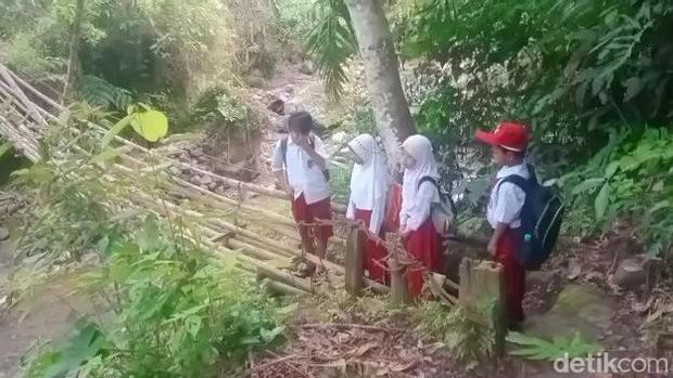 Puluhan siswa SD di Kecamatan Naringgul Kabupaten Cianjur bertaruh nyawa untuk bisa bersekolah.