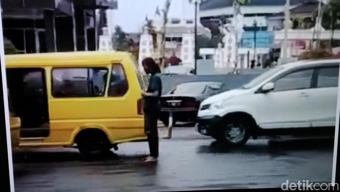repro tangkapan layar viral pria salat di tengah jalan