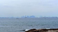 Lokasi pembangunan Pelabuhan Tanjung Pinggir ini menghadap langsung ke Singapura. Bahkan gedung-gedung pencakar langit di Negeri Singa itu tampak samar-samar dari kejauhan.