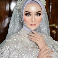 Rias makeup dengan tema Barbie Look bisa membuat kamu tampil pangling di hari pernikahan. Pemakaian bulu mata bawah dan atas berlapis menjadi kunci dari tampilan makeup Barbie Look. Ditambah dengan contour di bagian tulang pipi dan highlighter yang on point. Foto: Dok. Instagram @khadijahazzahra_makeup.