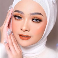 Tren makeup sunset eyes belakangan diminati oleh pengantin saat hari pernikahan. MUA Dini Nurdiani Sugiharta membuat riasan sunset eyes dengan monochromatic look terlihat lebih hidup jika dikombinasikan dengan softlens warna biru atau abu-abu. Foto: Dok. Instagram @bydininurdiani.