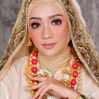 Tren Peach Glam Look dipadu dengan gaun pengantin adat membuat pengantin terlihat memesona. Tanpa mencukur bagian alis dan menggunakan airbrush makeup, MUA Tasyafaurikamakeup, menggunakan hijab glitter agar menambah kesan mewah dan glamour. Foto: Dok. Instagram @tasyafaurikamakeup.