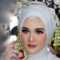 MUA @fadhilahallymakeup mengaplikasikan ombre lipstick dan sentuhan makeup bernuansa peach flawless. Gaya riasan ini membuat pengantin wanita terlihat segar, fresh dan cantik. Foto: Dok. Instagram @fadhilahallymakeup.