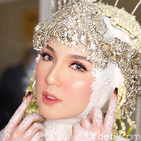 Inspirasi rias pengantin hijab terakhir adalah Thai Look dari MUA @ikawatifitria. Pengantin berhijab terlihat flawless dengan tema Thai Look ditambah dengan ombre lipstick pink membuat pengantin semakin pangling. Foto: Dok. Instagram @ikawatifitria.