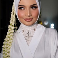 Tema makeup Hollywood Glam dipopulerkan oleh makeup artist Juanda Hasid Sorumba atau dikenal dengan Bennu Sorumba. Kamu ingin tampil berbeda saat hari pernikahan, tema rias pengantin Hollywood Glam bisa menjadi pilihan. Makeup ini tidak mengubah warna kulit asli dan membuat pengantin hijab semakin stunning. Foto: Dok. Instagram @bennusorumba.