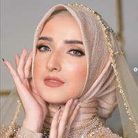 Rias pengantin hijab selanjutnya dari MUA Vivi Thalib yang mengunggah foto pengantin tanpa cukur alis. Kombinasi warna makeup earth tone, membuat pengantin terlihat memesona saat hari pernikahan.  Foto: Dok. Instagram @vivithalib.