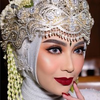 Inspirasi rias pengantin hijab berikutnya adalah makeup bold. Jenis riasan ini termasuk favorit bagi pengantin yang ingin menikah. Seperti dalam foto ini tampilan pengantin terkesan mewah dan elegan. Foto: Dok. Instagram @nanathnadia.