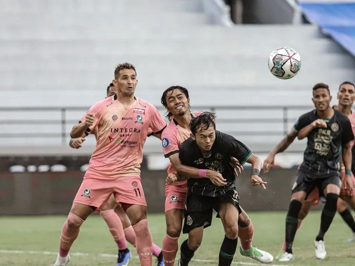 Riki Dwi (baju hitam) dikepung pemain Madura United