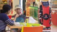 GoFood memperkenalkan penggunaan robot untuk layanan pesan-antar makanan Indonesia. Robot berwarna merah terlihat di Mall Kelapa Gading, Jakarta.