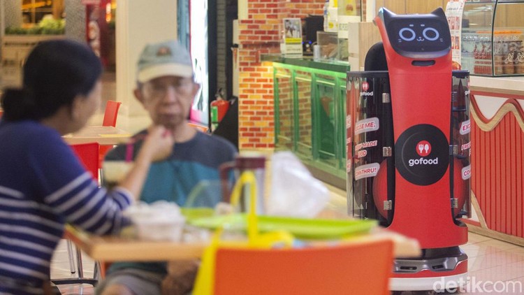 GoFood memperkenalkan penggunaan robot untuk layanan pesan-antar makanan Indonesia. Robot berwarna merah terlihat di Mall Kelapa Gading, Jakarta.