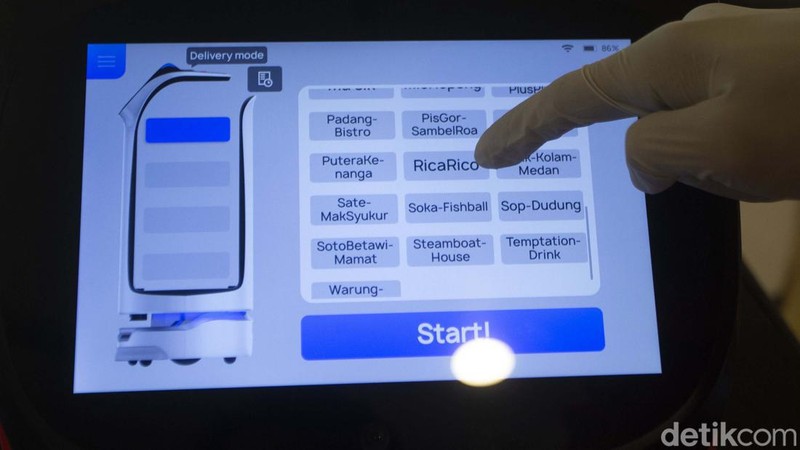 GoFood memperkenalkan penggunaan robot untuk layanan pesan-antar makanan Indonesia. Robot berwarna merah terlihat di Mall Kelapa Gading, Jakarta.