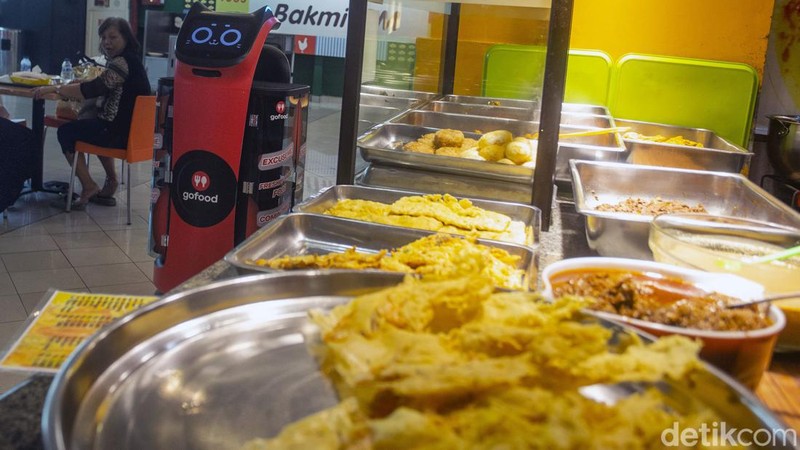GoFood memperkenalkan penggunaan robot untuk layanan pesan-antar makanan Indonesia. Robot berwarna merah terlihat di Mall Kelapa Gading, Jakarta.