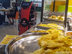 Robot Pengantar Makanan Ini Wara-wiri di Mal Jakarta
