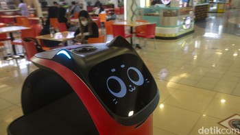 Robot GoFood dioperasikan di area Food Temptation Mall Kelapa Gading, Jakarta, untuk bertugas mengkonsolidasi pesanan pelanggan yang memilih fitur GoFood Order Sekaligus.