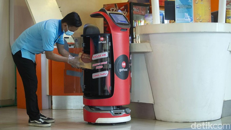 GoFood memperkenalkan penggunaan robot untuk layanan pesan-antar makanan Indonesia. Robot berwarna merah terlihat di Mall Kelapa Gading, Jakarta.