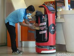Robot Pengantar Makanan Ini Wara-wiri di Mal Jakarta